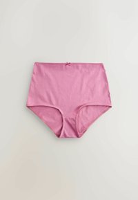 Roze katoenen damesondergoed met hoge taille en een klein strikje in het midden van de tailleband, plat gelegd op een lichte achtergrond.