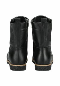 Botas de cuero negras hasta el tobillo con un acabado suave, paneles laterales elásticos y una suela texturizada. Presentan un cierre de cremallera en la parte posterior.