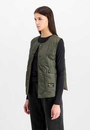 Gilet verde trapuntato con collo rotondo, chiusura a bottoni e tasca laterale. Realizzato in tessuto leggero con una texture liscia.