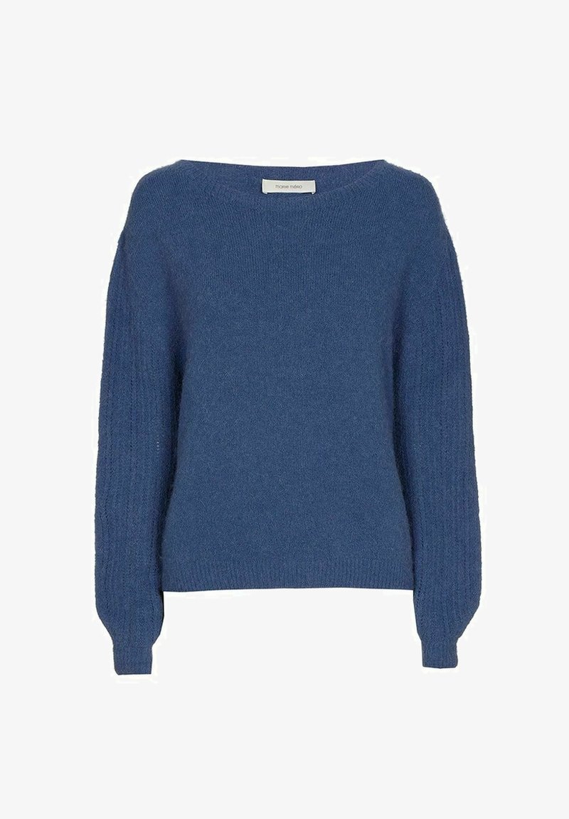 Blauwe gebreide trui met geribde mouwen en een brede halslijn, met een zachte textuur en een losse pasvorm. Label zichtbaar op de halslijn.