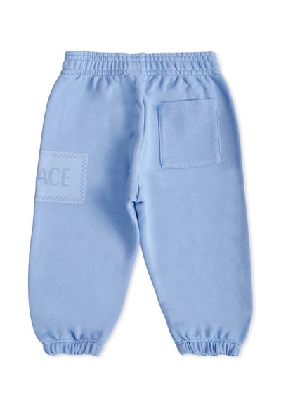 Jasnoniebieskie dresy z miękkiego materiału, z elastycznym paskiem w talii, ściągaczami przy mankietach i tylną kieszenią z subtelnym wzorem logo.
