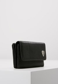 Portefeuille en cuir noir avec une finition texturée, design plié, accent en métal triangulaire, et couture contrastante le long des bords.