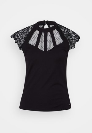 Top nero con dettagli in pizzo sulle spalle, caratterizzato da un pannello in rete e scollatura a chiave. Tessuto morbido con silhouette aderente e dettagli decorativi.