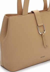 Borsa tote in pelle color cuoio con superficie testurizzata, due manici robusti e dettaglio con fibbia metallica. Presenta il logo del marchio in argento sul lato.