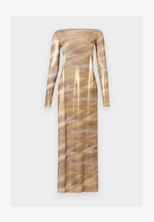 Μπεζ φόρεμα με μακριά μανίκια και πλήρους μήκους, με αντανακλαστικό σχέδιο που θυμίζει νερό και εφαρμοστή σιλουέτα σε μονόχρωμο ανοιχτό γκρι φόντο.