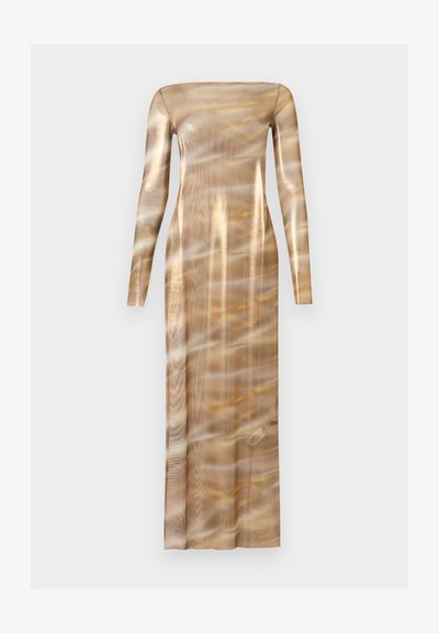 Μπεζ φόρεμα με μακριά μανίκια και πλήρους μήκους, με αντανακλαστικό σχέδιο που θυμίζει νερό και εφαρμοστή σιλουέτα σε μονόχρωμο ανοιχτό γκρι φόντο.