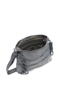 Borsa in tessuto grigio con chiusura con zip, dotata di più tasche esterne, una superficie liscia e tracolla regolabile.