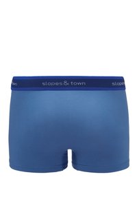 Boxer da uomo blu realizzati in morbido tessuto. Presentano un elastico blu scuro con il logo "slopes & town". Texture liscia e design aderente.