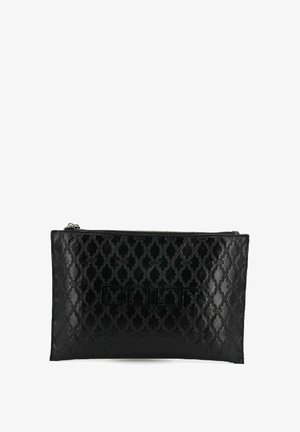 Pochette in pelle nera con motivo a diamante testurizzato e logo impresso. Chiusura con zip nella parte superiore; la finitura liscia valorizza il contrasto visivo.