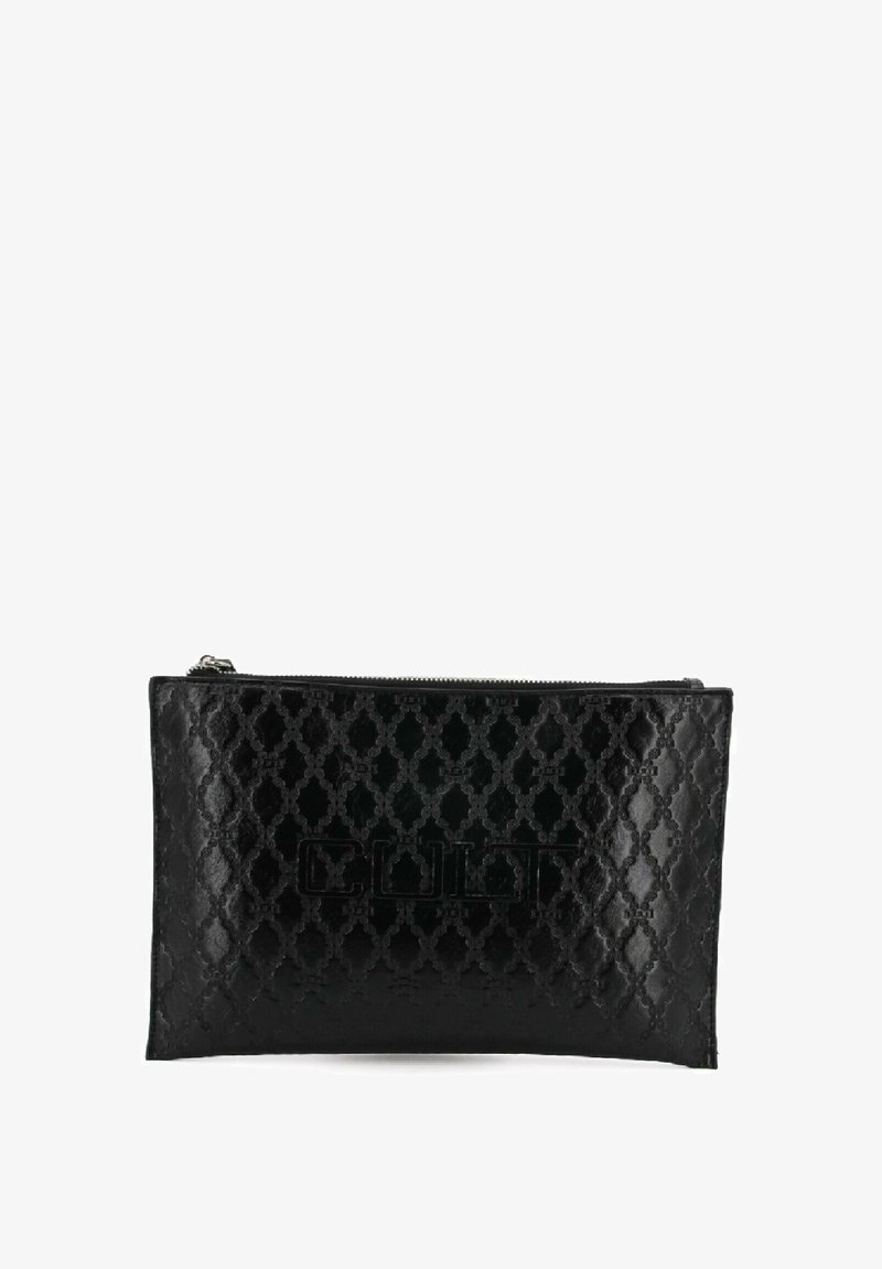 Pochette in pelle nera con motivo a diamante testurizzato e logo impresso. Chiusura con zip nella parte superiore; la finitura liscia valorizza il contrasto visivo.