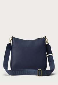 Marineblaue Ledertasche mit einer genarbten Textur, goldenen Beschlägen und einem verstellbaren Tragegurt mit geprägtem "LAUREN"-Detail.