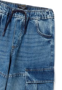 Blauwe denim shorts met elastische tailleband en trekkoord, voorzakken en een zijvak met klep.
