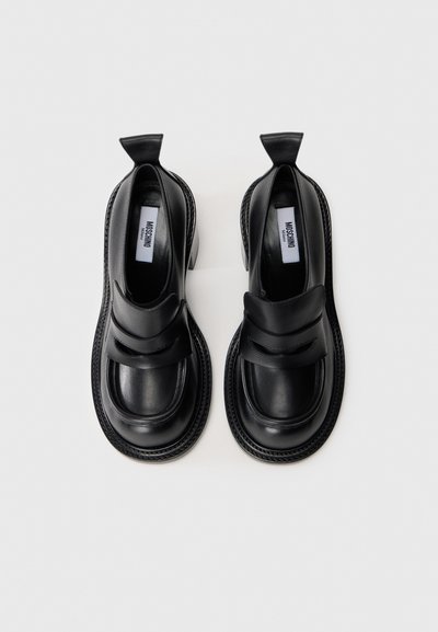 Pantofi negre din piele, cu vârf rotund, un design cu două curele și o talpă cusută cu un toc subtil. Textură netedă fără modele vizibile.