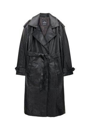 Zwarte leren trenchcoat met een dubbelzijdig ontwerp, brede revers, schouderpatronen en een ceintuur in de taille. Glad textuur met zichtbare naden.