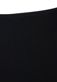 Tejido negro acanalado con un ligero brillo, que presenta surcos verticales. La textura parece suave con un patrón consistente en toda la superficie.