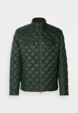 Gequilted groene jas met een hoge kraag, voorrits en twee borstzakken. Kenmerkend is het diagonale patroon en de strakke, gladde textuur.