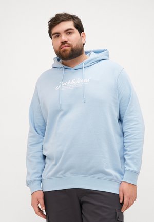 Hellblaues Hoodie mit vorderer Kängurutasche, Kapuze mit Kordelzug und weißem Markenlogo. Hergestellt aus weichem Stoff mit gerippten Bündchen und Saum.