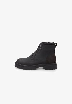 Zwarte enkellaarsjes met een glad leren bovenkant, suede accenten, vetersluiting en een gestructureerde rubberen zool. Voorzien van een gevoerde kraag.