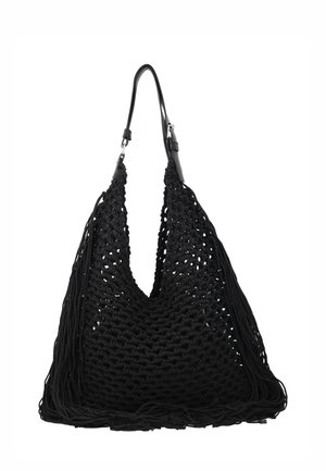 Czarna torebka na ramię z makramy z szerokim tkanym wzorem, frędzlami po bokach i cienkim regulowanym paskiem skórzanym z metalowymi okuciami.