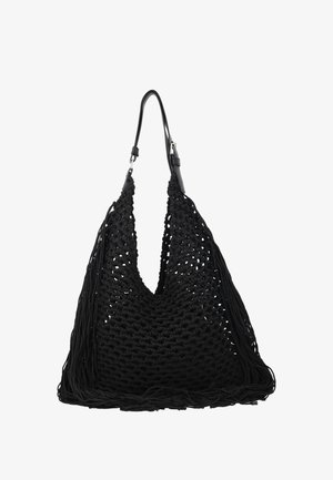 Geantă de umăr neagră din macrame, cu model larg țesut, părți laterale cu franjuri și o curea subțire reglabilă din piele cu accesorii metalice.