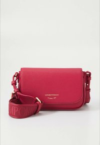 Mala de tiracolo vermelha em pele com acabamento texturizado, ferragens douradas e alça ajustável com o nome da marca gravado. Forma compacta e retangular.