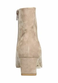 Stivaletti alla caviglia in suede sintetico beige con tacco basso a blocco e chiusura con cerniera posteriore. Tessuto liscio con dettagli minimi.