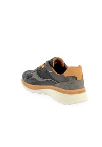Sneaker grigio e marrone con tomaia in suede testurizzato e mesh, dettagli a contrasto in tan, suola imbottita e dettagli perforati sul tallone.