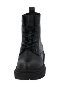 Botas de tobillo de cuero negro con puntera redonda, parte superior con cordones y acabado texturizado. Incluye una sólida suela de goma negra y una lengüeta de agarre.