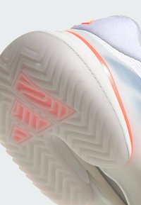 Εξωτερική σόλα παπουτσιού από λευκό καουτσούκ με σχέδιο ζιγκ-ζαγκ. Διαθέτει διαφανές τμήμα με ροζ λεπτομέρειες και υφασμένο περίγραμμα στην άκρη.