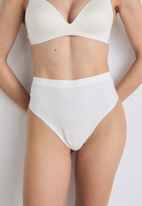 Spanx - SUPIMA SHAPING THONG - Thong - powder Thumbnail Image 1