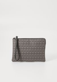 Bolso de mano de tela gris con un patrón texturizado, cierre de cremallera y una correa para la muñeca. Acabado suave con detalles sutiles.