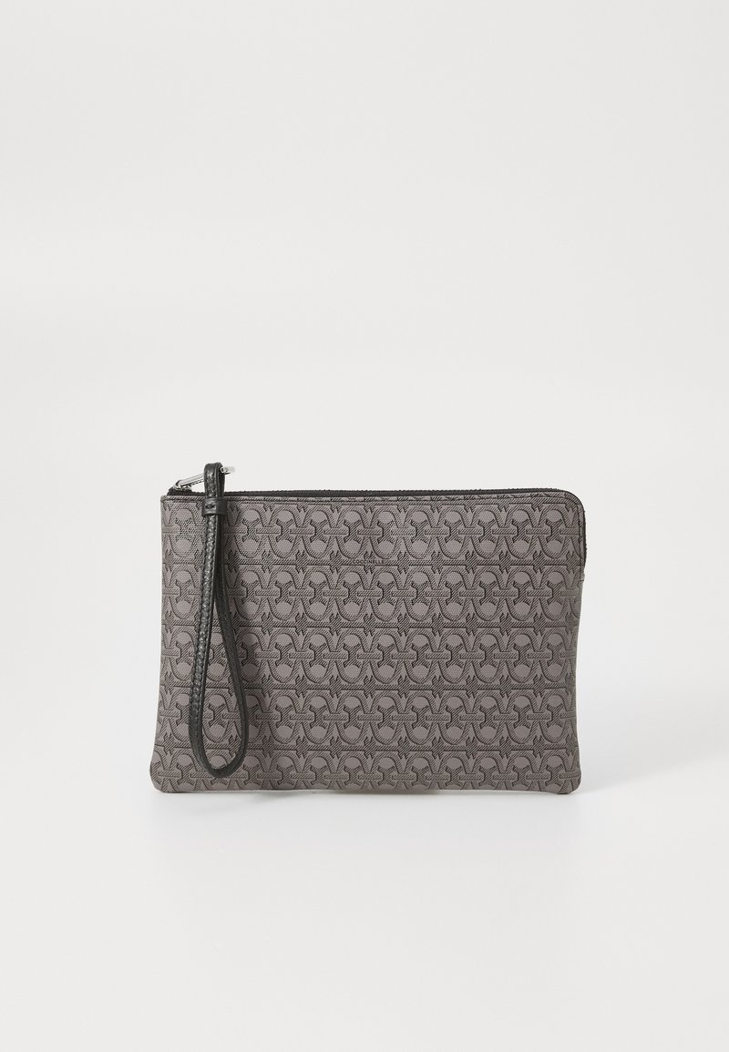 Bolso de mano de tela gris con un patrón texturizado, cierre de cremallera y una correa para la muñeca. Acabado suave con detalles sutiles.