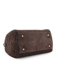 Brun ruskindstaske med rundede kanter, guldhardware og en flad bund. Overfladen har en blød tekstur med en subtil glans.