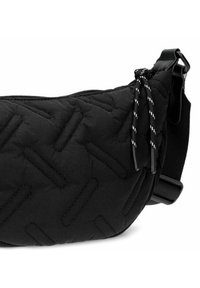 Borsa nera in nylon trapuntato con un motivo diagonale testurizzato, dotata di chiusura con zip e tracolla regolabile. Include accenti decorativi in corda bianca e nera.