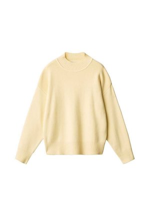 Suéter amarillo de punto con un alto cuello acanalado, hombros caídos y puños y dobladillo acanalados. Textura suave y ajuste relajado y amplio.