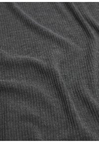 Tissu côtelé gris foncé avec de doux plis créant des ombres légères et une texture sur toute la surface.