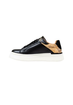 Sneaker in pelle nera con finitura lucida, suola bianca texture e accentuazione del tallone a motivo marrone. Presenta lacci neri e occhielli dorati.
