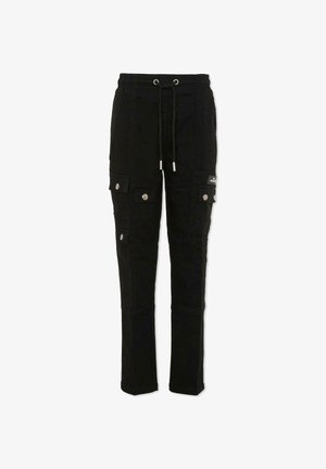 Czarne spodnie cargo z elastycznym paskiem, wieloma kieszeniami naszytymi, srebrnymi detalami i slim fit. Gładka tekstura materiału.