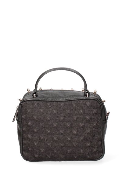 Sac à main noir texturé de forme rectangulaire, avec une poignée supérieure et des clous en métal argenté le long du haut. Fermeture éclair sur le côté.