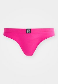 Rosa ribbet truse med en svart "HUGO" logo på livpassen. Har et minimalistisk design og glatt tekstur.