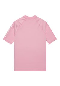 Kortärmad, rosa rash guard i ett smidigt, sträckt material. Har raglanärmar och vit logotyp på vänster ärm.