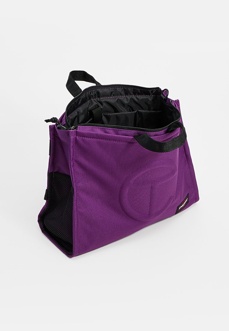 Borsa in tessuto viola con interno nero, manici superiori, design aperto e molteplici scomparti. Presenta pannelli laterali in rete traspirante.