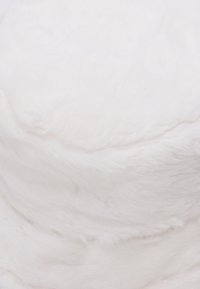 Tessuto in pelliccia artificiale bianca con una consistenza morbida e liscia, un leggero lucido, caratterizzato da un aspetto stratificato e una superficie ondulata.