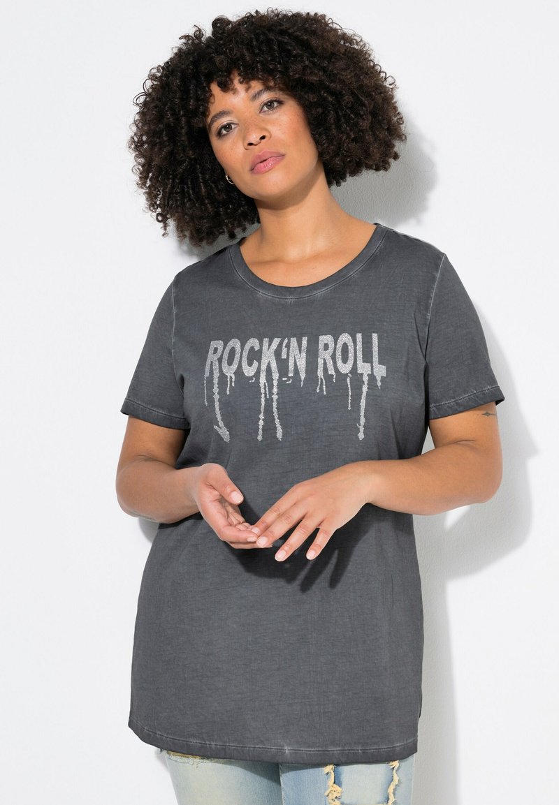 Grijze katoenen t-shirt met korte mouwen en een ronde halslijn, voorzien van een vervaagde "ROCK'N ROLL" grafiek in zilver. Casual rechte pasvorm.