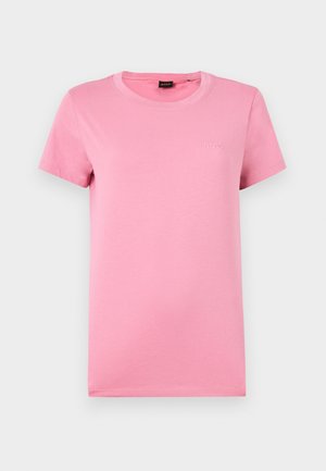 Rosa bomullströja med rund halsringning och korta ärmar. Har en liten, broderad logotyp på vänster sida av bröstet.