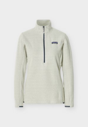 Sudadera polar gris claro con textura de zigzag, mangas largas, cremallera frontal hasta la mitad y un pequeño logo de Patagonia en el pecho izquierdo.