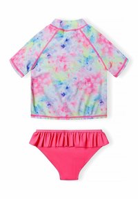 Maillot de bain deux pièces comprenant un haut à manches courtes avec un design pastel multicolore et un bas rose uni à volants. Fabriqué en tissu lisse et extensible.