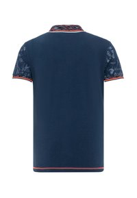 Marineblaues Poloshirt mit gemusterten kurzen Ärmeln und kontrastierendem Kragen. Verfügt über rote und weiße Paspeln am Kragen und an den Ärmelöffnungen. Glatte Textur.