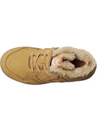 Baskets en suède tan avec une doublure en fausse fourrure rembourrée, bout rond, fermeture à lacets et accent logo blanc. Équipées de perforations pour la ventilation.