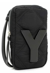 Sac en nylon matelassé noir en bandoulière avec un grand logo "Y" noir brillant, fermeture éclair et une fine sangle réglable.